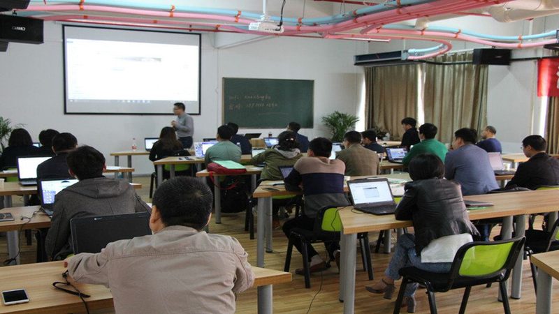 叉车操作后，应及时进行清洁和保养，以延长叉车的使用寿命。具体包括：