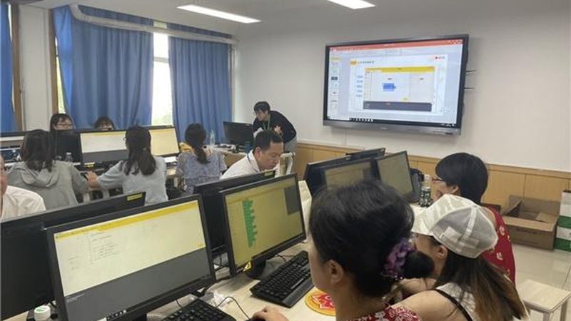 叉车培训费用主要由以下几部分构成：